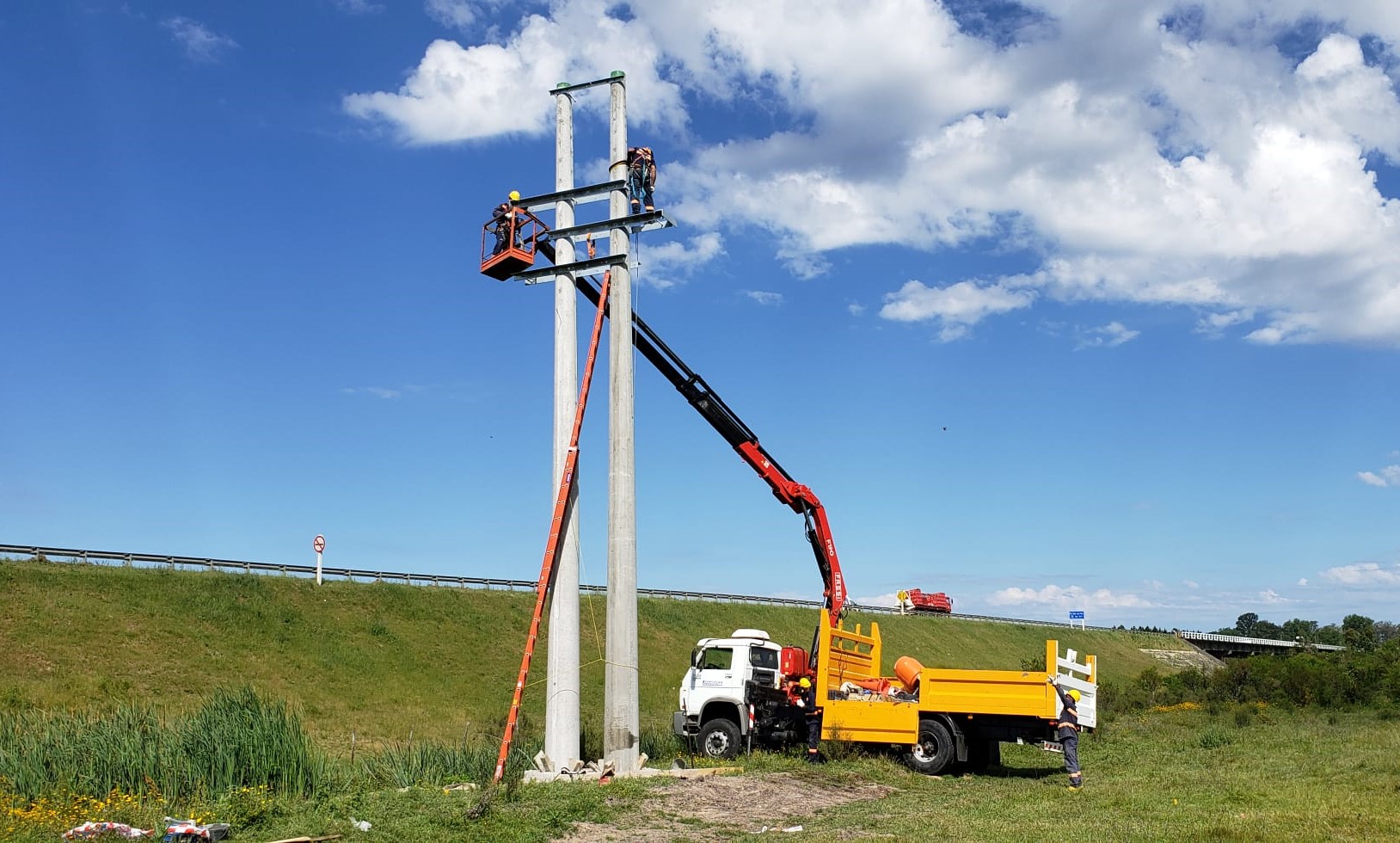 Equipo de Mario Juiz trabajando en obra eléctrica